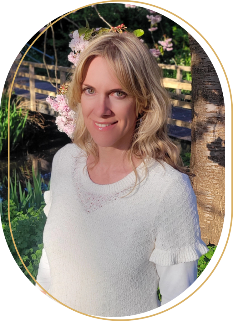 Porträt von Miriam Hanf im Außenbereich mit blühendem Baum