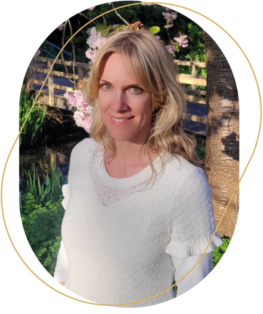 Porträt von Miriam Hanf im Außenbereich mit blühendem Baum